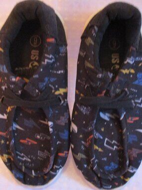 US Sports Multicolor Lightening Bolts/Black Fabric Pull On Slipper Boy's Shoes 9